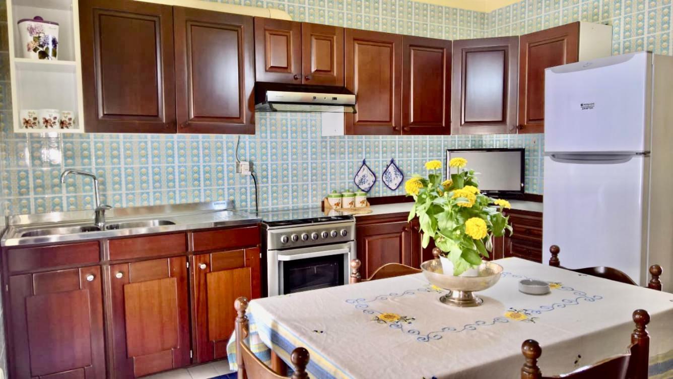 Yellow House เชฟาลู ภายนอก รูปภาพ